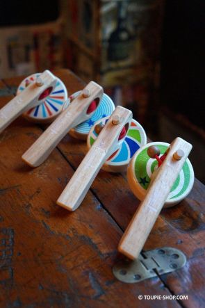 Toupie en bois a ficelle fil corde Jeux avec lanceur Cadeau enfant noel jouet pour debuter apprentissage collection toupies