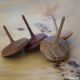  	Toupies Macaron Jouet en Bois Naturel Chene Prunier Merisier Noyer Acheter Cadeau original adulte jeux collection Toupie Shop