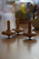 Petites Toupies en Bois Olivier Fabrication Artisanale Collection Jeux Jouet Toupie Achat Cadeau Insolite Noel Anniversaire