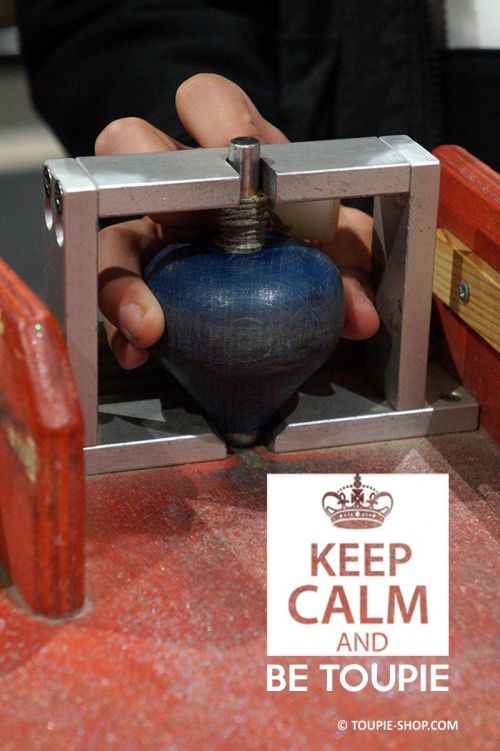 Keep calm be toupie Festival des Toupies du Monde Demo Expo Initiation Tournage sur Bois Fabrication Jouet Artisanal Toupie Shop