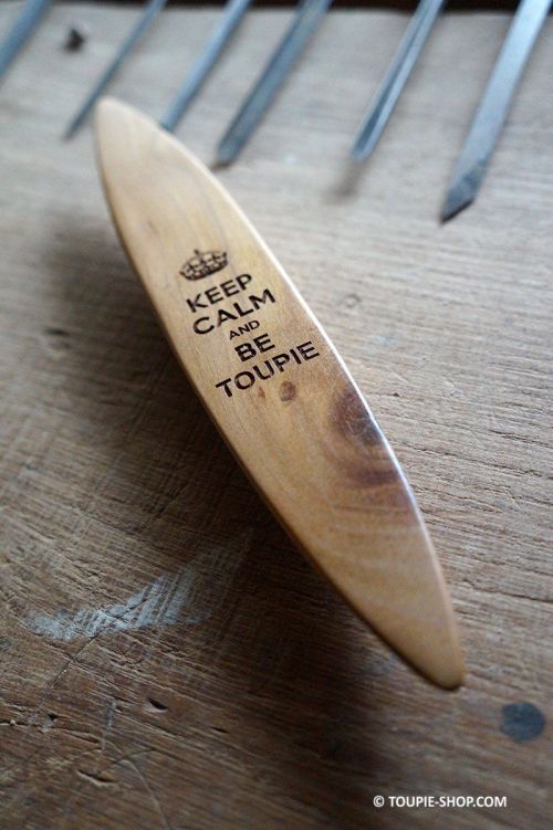 Jeux de Mots Keep Calm and Be Toupie Anagyre Rattleback Cadeau qui a du Sens Toupie Shop Magasin Jouet Bois Artisanal