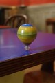 Toupie a Frotter Avec Gomme Lanceur Jeux de Toupies en Metal Jouet Ancien Collection Toupie Shop Boutique Jouets Bois