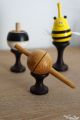 Support en bois pour toupie accessoire jeux artisanat fabrication française presentoir toupies collection