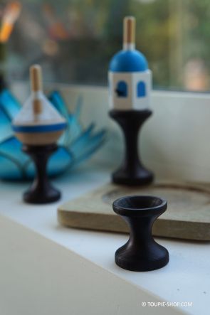 Support noir cintre en bois accessoire jeux artisanat fabrication francaise presentoir collection Toupie Shop