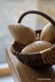 Toupie oeuf super idee de cadeau pour Paques jeux en bois fabrique en France objet insolite artisanal original