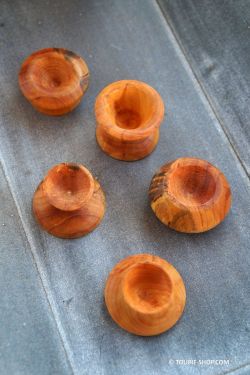 Comment bien presenter votre toupie en bois Avec ce support naturel fabrique en france achat accessoire jeux jouets toupies