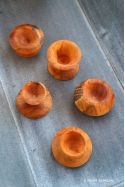 Comment présenter votre Toupie Oeuf ? Avec ce support en bois naturel fabriqué en France