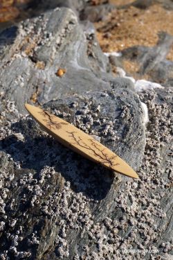  	Belle Histoire Anagyre Arbre de Vie Yggdrasil Toupie Originale en Bois Ebene Blanc Achat Cadeau Unique Fabrique en France 