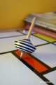 Jeux de toupie qui colorie dessin coloriage insolite enfant jouet creatif avec crayon de bois spirale noire et blanche