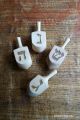 Pourquoi jouer toupies hanouka signification symbole lettre hebraique achat jouet en bois traditionnel artisanal