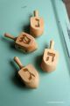 Pourquoi jouer toupie hanouka signification symbole jeux avec lettre hebraique acheter jouet en bois traditionnel artisanal