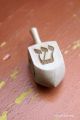 Pourquoi jouer toupie hanoucca signification symbole jeux avec lettre hebraique achat jouet en bois fabrication francaise
