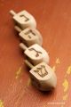 Pourquoi jouer toupie fete hanoukka signification symbole jeux avec lettre hebraique acheter jouet en bois fabrique france
