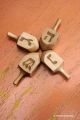 Pourquoi jouer toupie juive fete hanoukka signification symbole jeux de collection acheter jouet en bois fabrique france