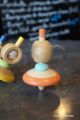 Comment fonctionne une toupie en bois a ficelle Jeux pour enfant couleurs pastel acheter cadeau jouet traditionnel