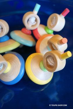 	Comment fonctionne une toupie en bois a ficelle Jeux pour enfant couleurs pastel achat toupies cadeau jouet traditionnel