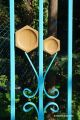 comment lancer toupie en bois abeille ? sur un plateau artisanal alveole cadeau unique collection toupie shop