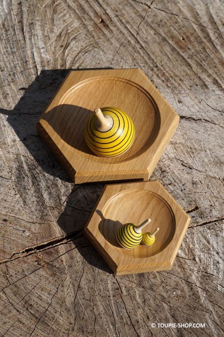 plateau artisanal hexagonal en bois de chene pour toupies accessoires jeux avec abeille cadeau unique magasin jouet toupie shop