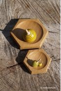 Un plateau en bois Alvéole pour la collection de toupie Abeille !