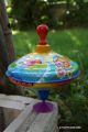 Collection peace and love grand toupie en metal jeux cadeau enfant 1 an jouet eveil bebe magasin Toupie Shop