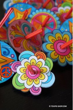 Toupies en bois enfant avec fleur coeur etoile symbole peace and love acheter jouet eveil jeux cadeau anniversaire toupie shop