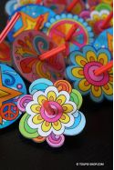 Tou Peace and Love Jeux en Bois pour Enfant Toupie Coeur Fleur Etoile