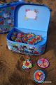 Valise en carton hippie jeux enfants boite rangement toupies peace and love jouet cadeau enfant collection toupie shop