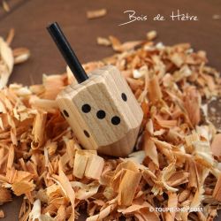 Toton toupie jouet en bois hetre jeux de dé a jouer 6 faces fabrique en France cadeau enfant adulte Toupie-Shop.com