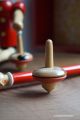 Toupinocchio jouet en bois fabrique en italie origine que veut dire pinocchio en italien pignon de pin toupie