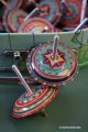 Toupie avec ressort jouet en metal qui tourne saute petit cadeau vintage pour enfant achat jeux anniversaire animation toupies