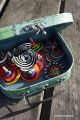  	boite de rangement cadeau enfant petite valise en carton accessoire jeux carte du monde ancienne magasin jouet toupie shop