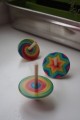 Multicolore Toupie Jeux en Bois Enfants Anniversaire Cadeau Original Jouet Toupie Shop Magasin Jouets Boutique Toupies