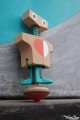 Zigoto Jeux de Toupie avec Lanceur Jouet en Bois Fabriqué en Europe Allemagne Toupie Shop Magasin Cadeaux Jeux Enfants