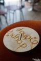 Ambigramme de Toupie Shop sur un Sous-Bock en Bois, Jeux Mot Magie Toupie Shop Magasin de Jouets en ligne Cadeau Original