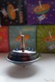  	Toupie Spatiale Boite Rétro Jeu en Métal Jouet avec Aimant Magnet Jeux Cadeau Original Toupie Shop Magasin Jouets Noel Toupies