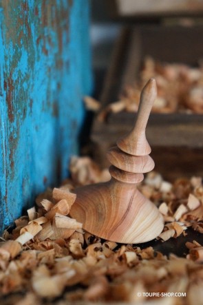 Jeux de Toupie Avec Odeur Essence de Bois Genevrier Cade Jouet Artisanal Fabriqué en France Toupie Shop Magasin Jouets Toupies