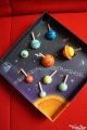 Galaxie Systeme Solaire de Toupies en Bois Jeu Educatif avec Plateau Toupie Shop Magasin Jouets Jeux Cadeau Enfant