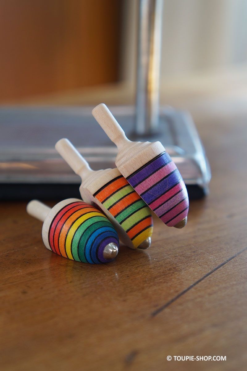 Ce magnet original est un jeu de toupie en bois, petit cadeau coloré !