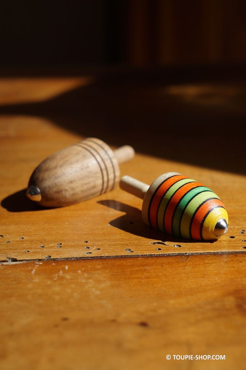 Ce magnet original est un jeu de toupie en bois, petit cadeau coloré !