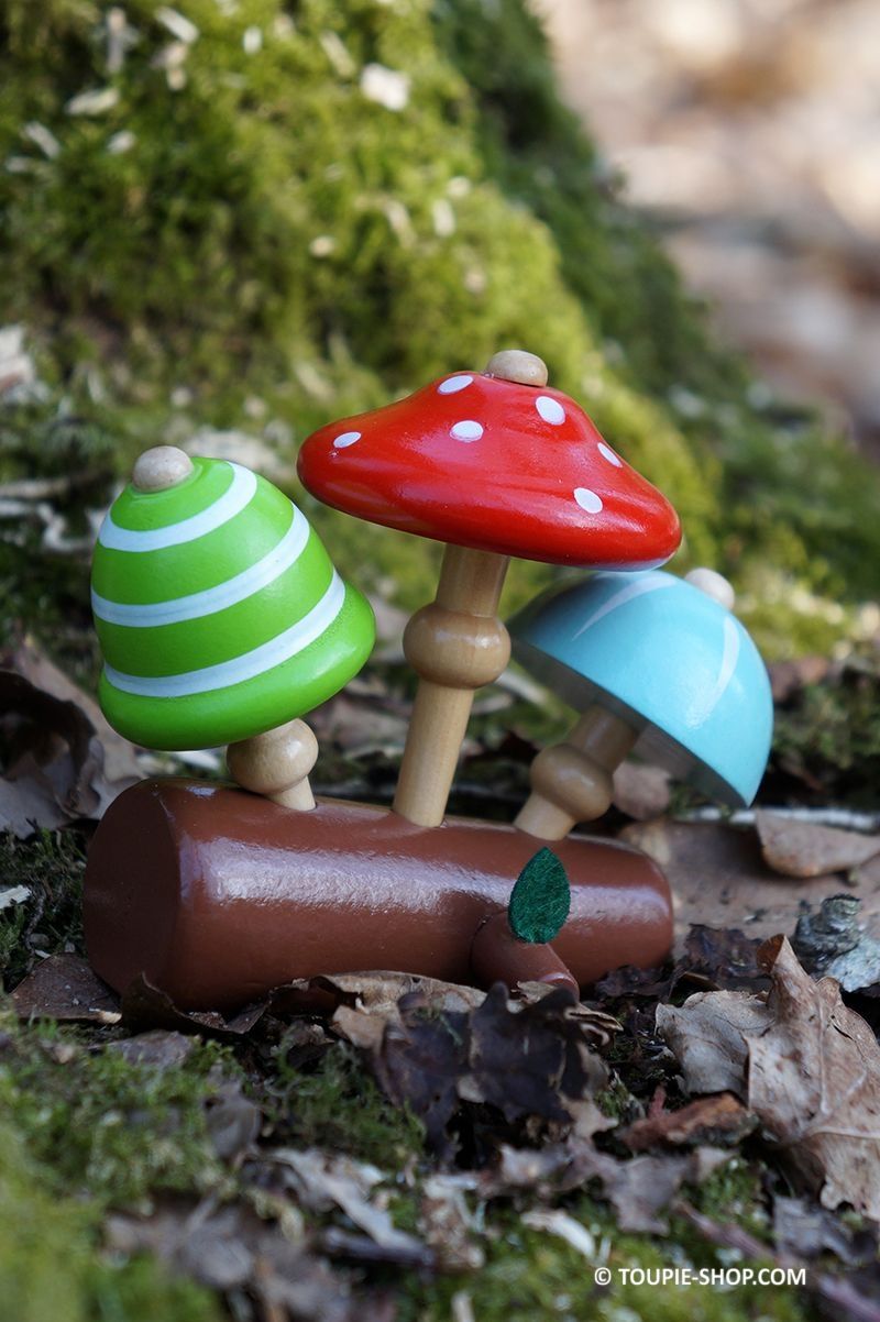 Ces jouets en bois sont une jolie collection de toupies champignons