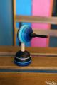 Colibri Bleu jouet en bois toupie avec support artisanat piece unique couleur jeux design objet deco cadeau original noel