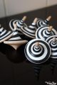 Jeux de Toupie Hypnose Spirale Noir Blanc Jouet en Bois Artisanal Toupie Shop Magasin Jouets Achat Toupies Cadeau Noel