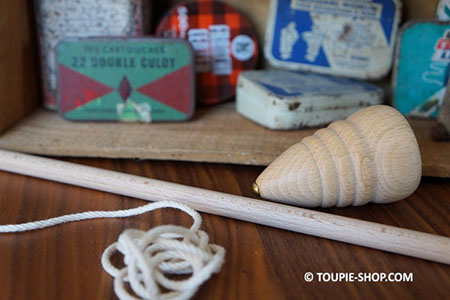 Toupie avec fouet ficelle fil corde jeux en bois avec lanceur jouet ancien vintage