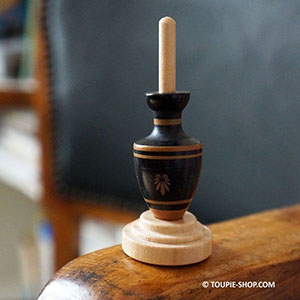 Toupie vase grec jouet en bois quelle est l'origine des toupies antiquité